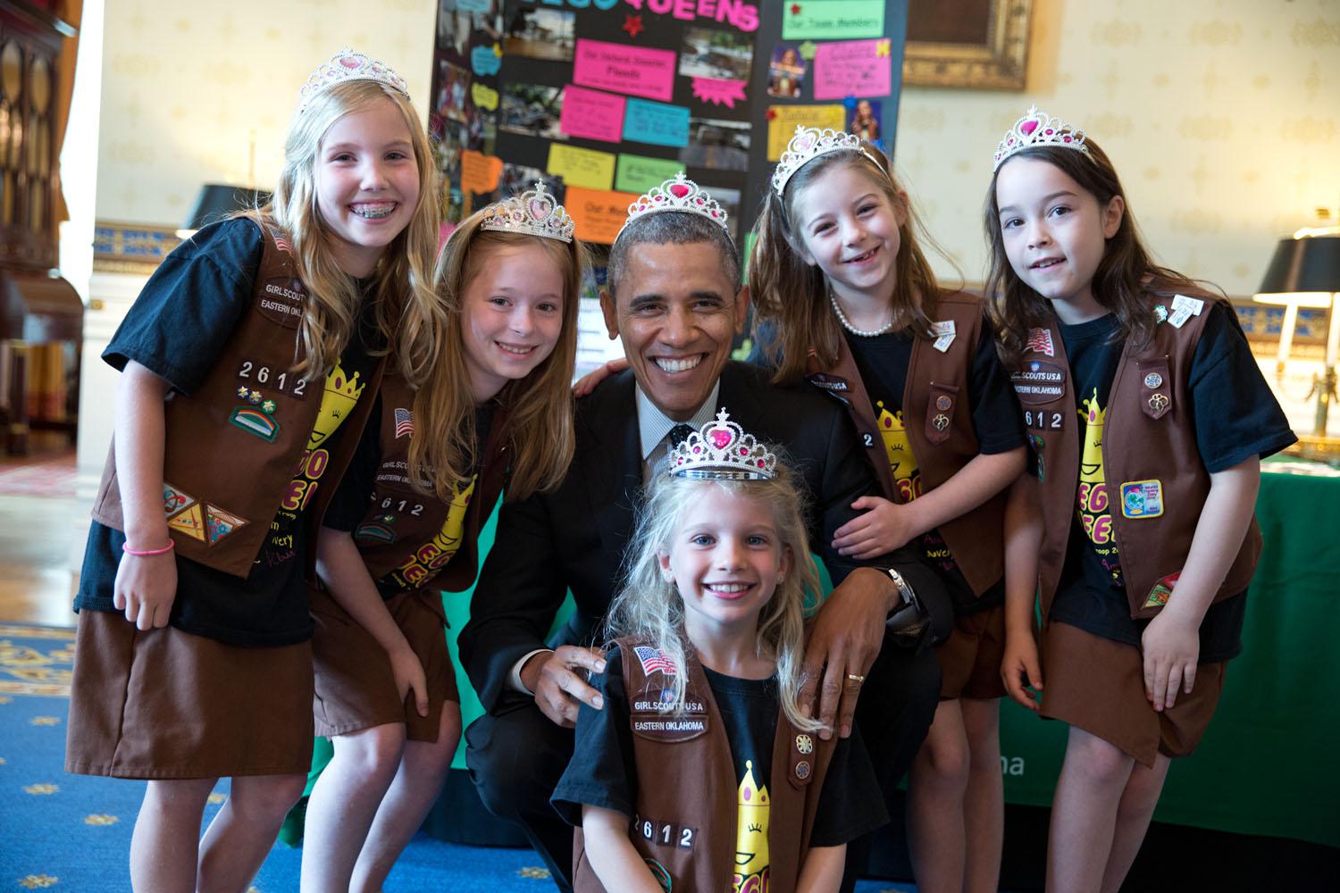 Obama con le piccole scout di Tulsa (Oklahoma) il 24 maggio 2014.