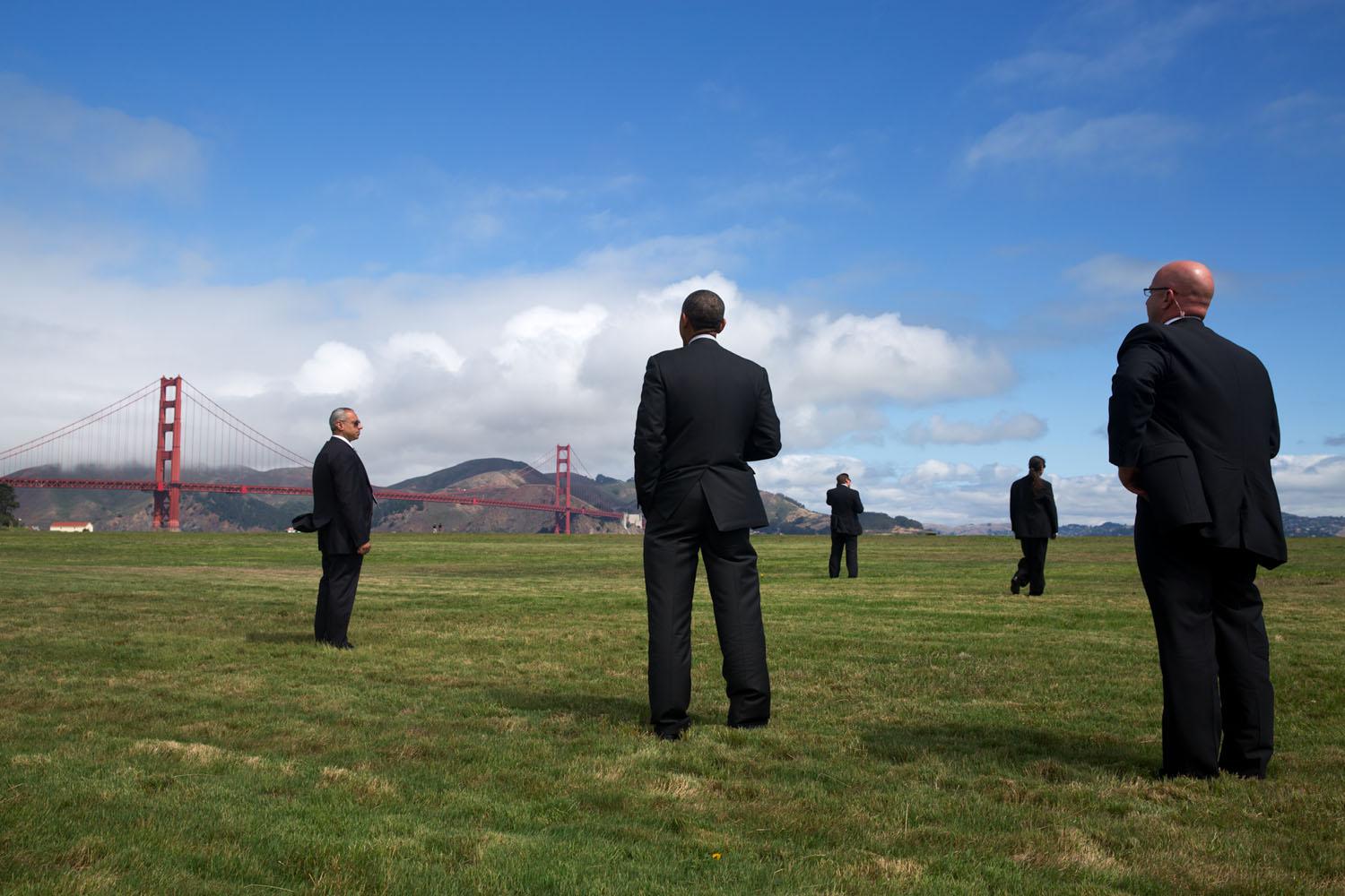 Obama contempla il Golden Gate Bridge di San Francisco circondato dagli agenti del Secret Service il 23 luglio 2014. 