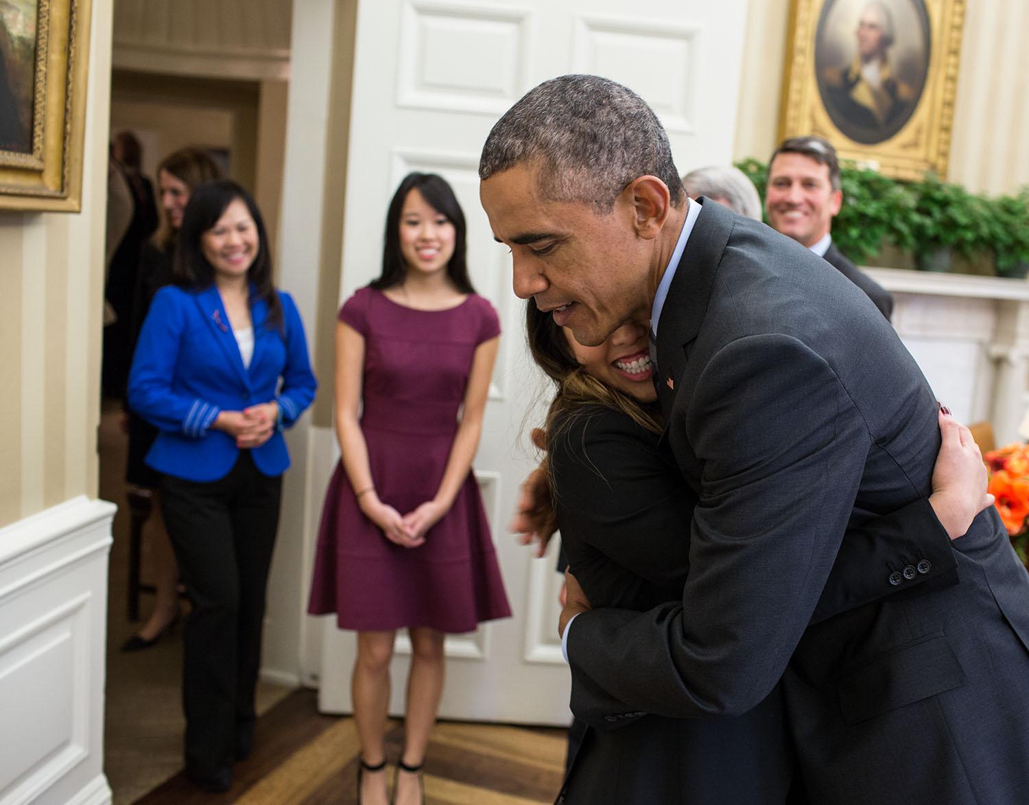 Obama abbraccia l'infermiera Nina Pham, dopo la sua guarigione dal virus ebola il 24 ottobre 2014. 