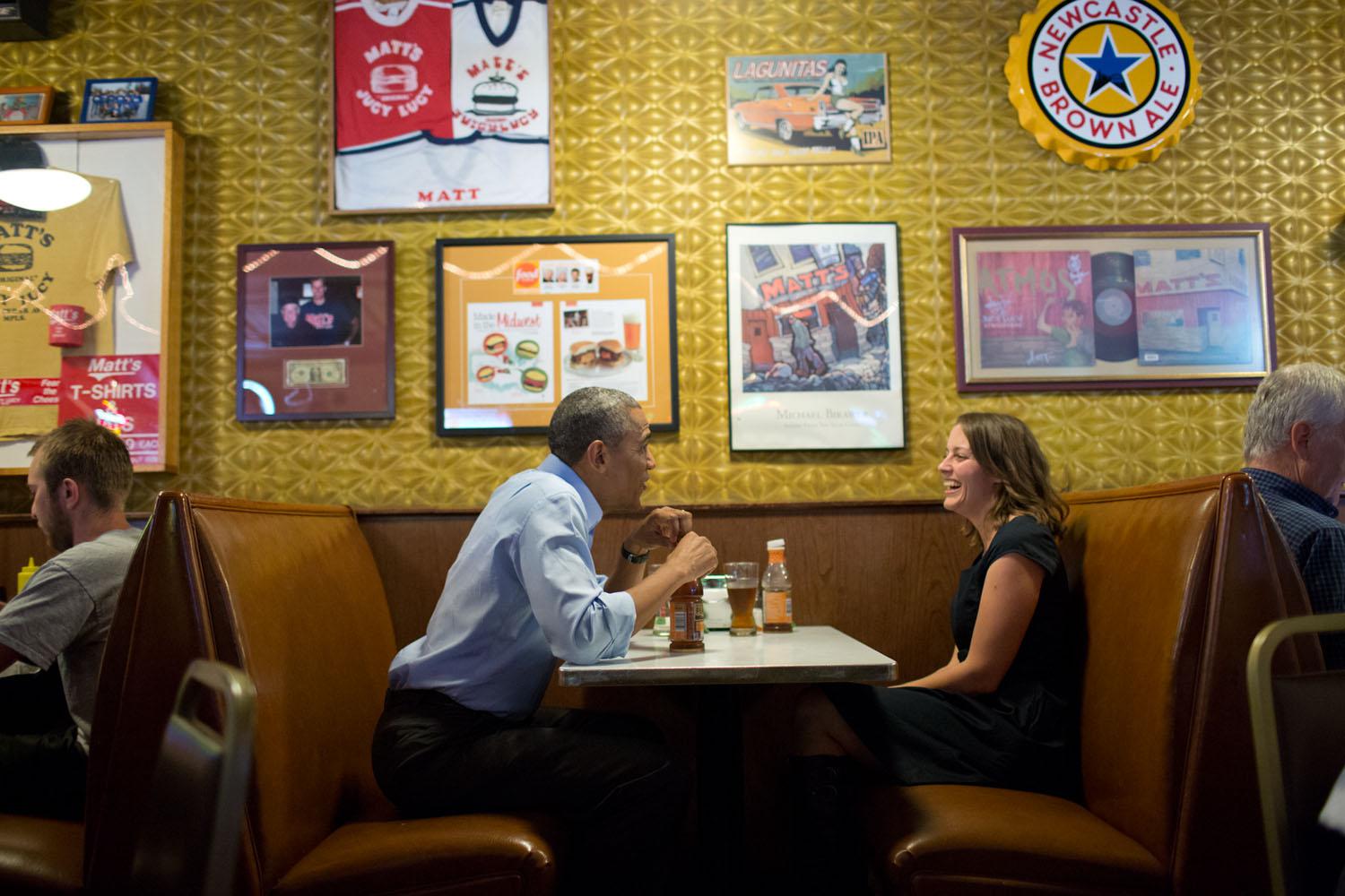 Obama incontra Rebekah Erler al Matt's Bar di Minneapolis, Minnesota il 26 giugno 2014. Lei è una madre lavoratrice che gli ha scritto delle sue difficoltà.