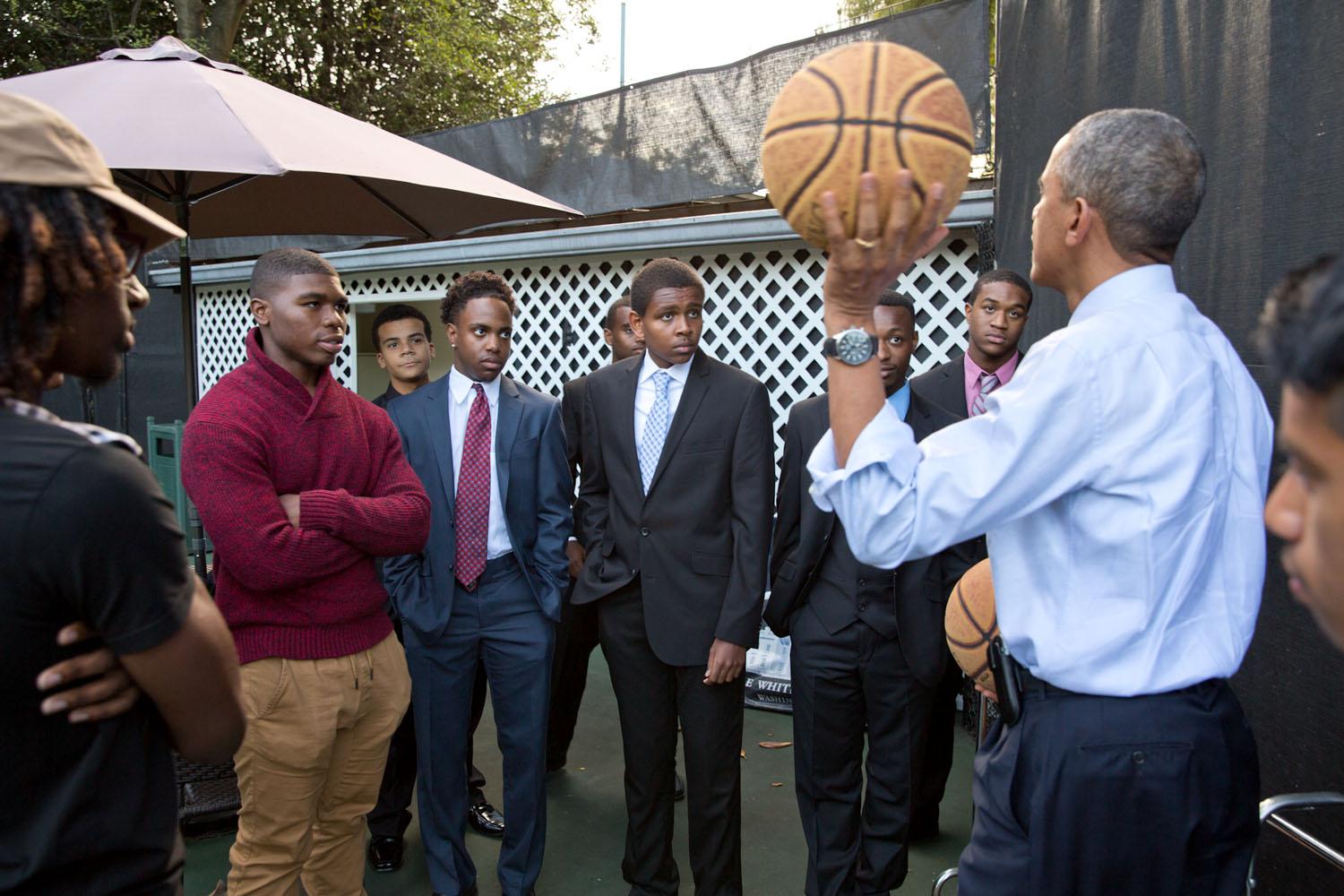 Obama raccoglie la sfida di un gruppo di studenti per fare qualche canestro nel cortile del basket del prato sud della Casa Bianca il 14 ottobre 2014.  