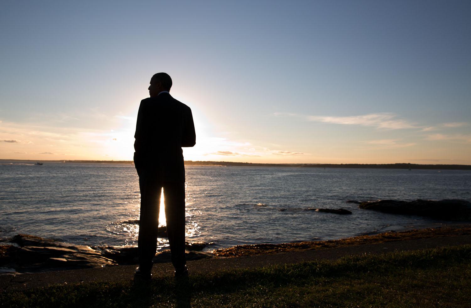 Obama guada il tramonto sull'oceano il 29 agosto 2014 a Newport.