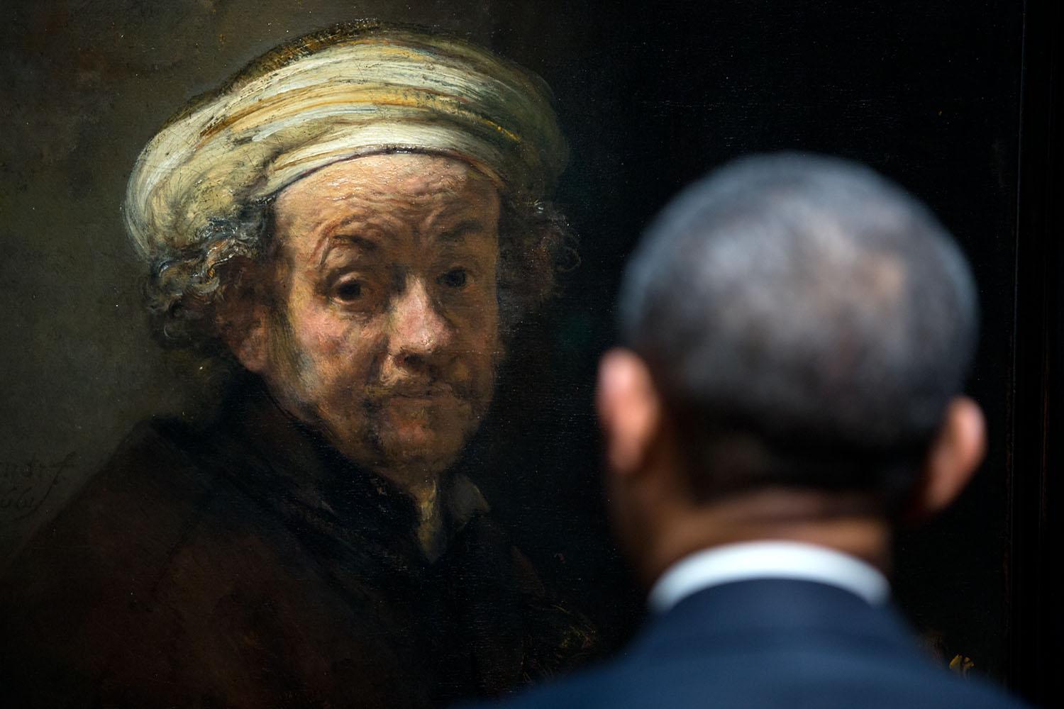 Obama contempla un autoritratto di Rembrandt al Rijksmuseum di Amsterdam il 24 marzo 2014. 