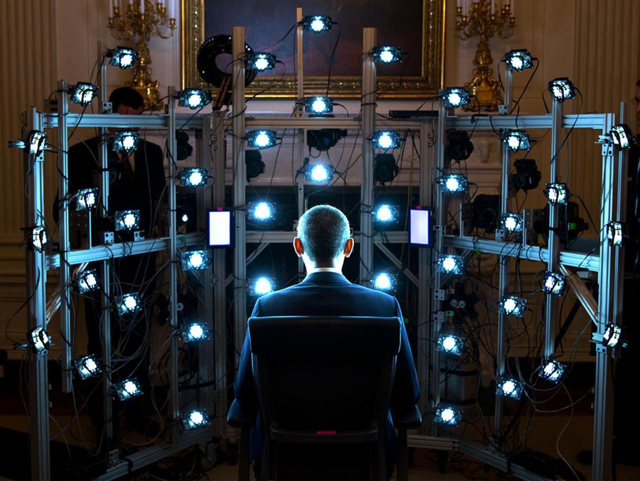 Obama si prepara a farsi scattare un'immagine in 3D per lo Smithsonian Institute il 9 giugno 2014. 