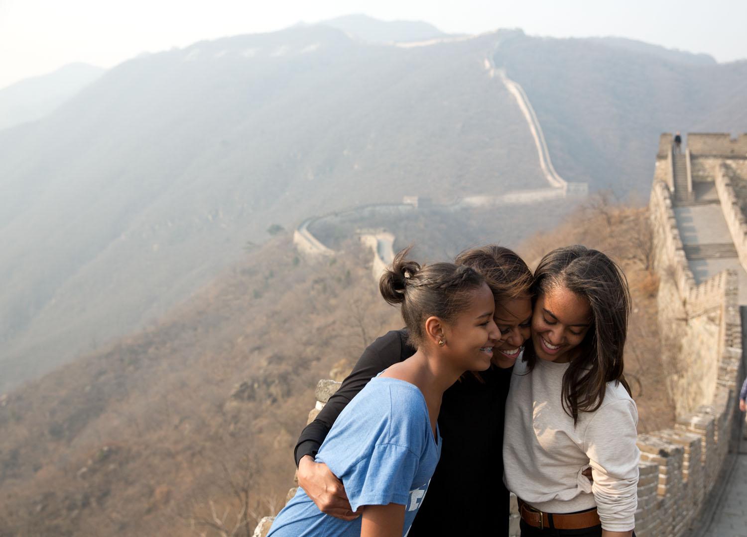 Michelle con le figlie Sasha e Malia durante la visita alla Grande Muraglia in Cina il 23 marzo 2014.