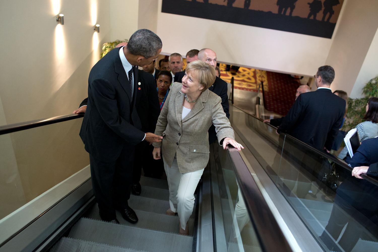 Obama parla con il cancelliere tedesco Angela Merkel sulle scale mobili al summit della Nato in Galles il 4 settembre 2014.