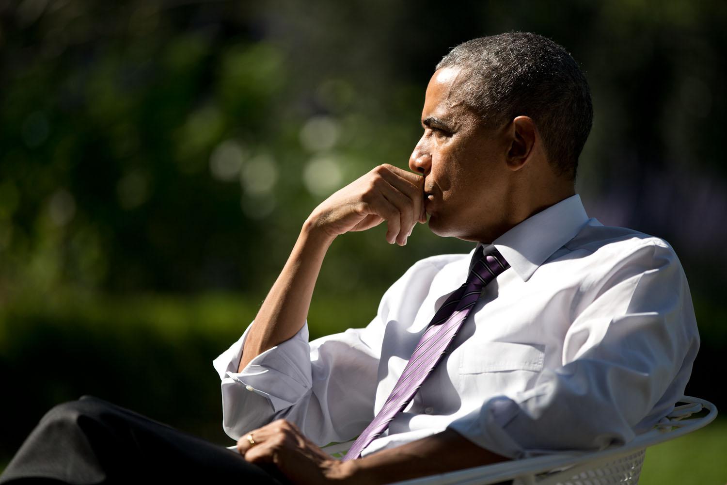 Obama pensieroso durante una riunione con lo staff nel giardino delle Rose alla Casa Bianca l'8 ottobre 2014. 