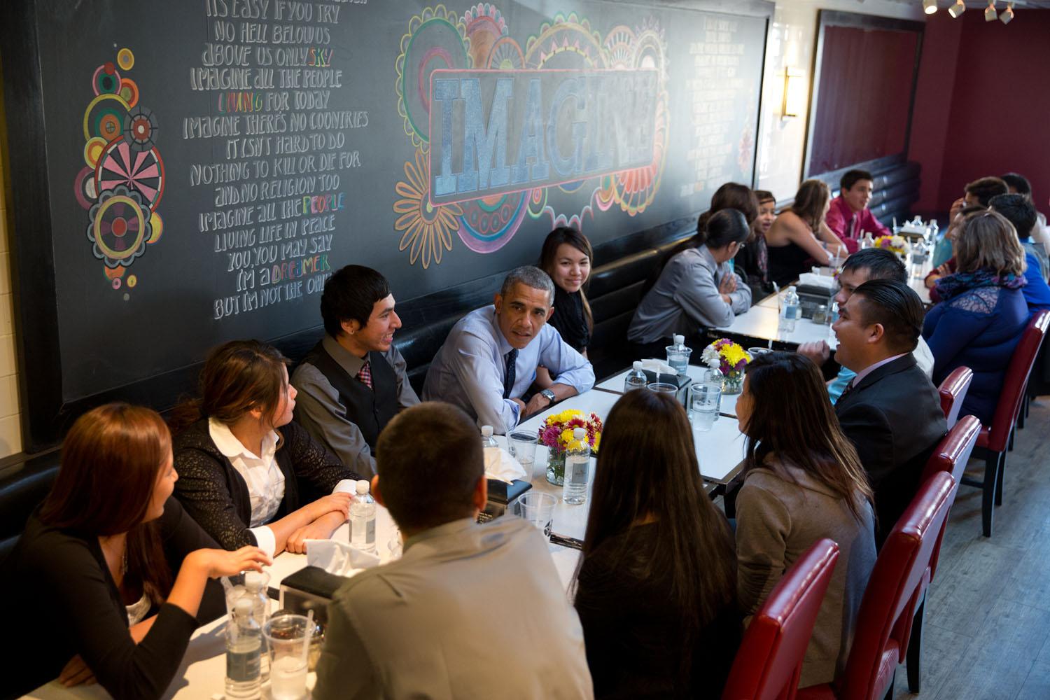 Obama e la moglie Michelle pranzano con i membri di una tribù Sioux il 20 novembre 2014 in un ristorante di Washington. 