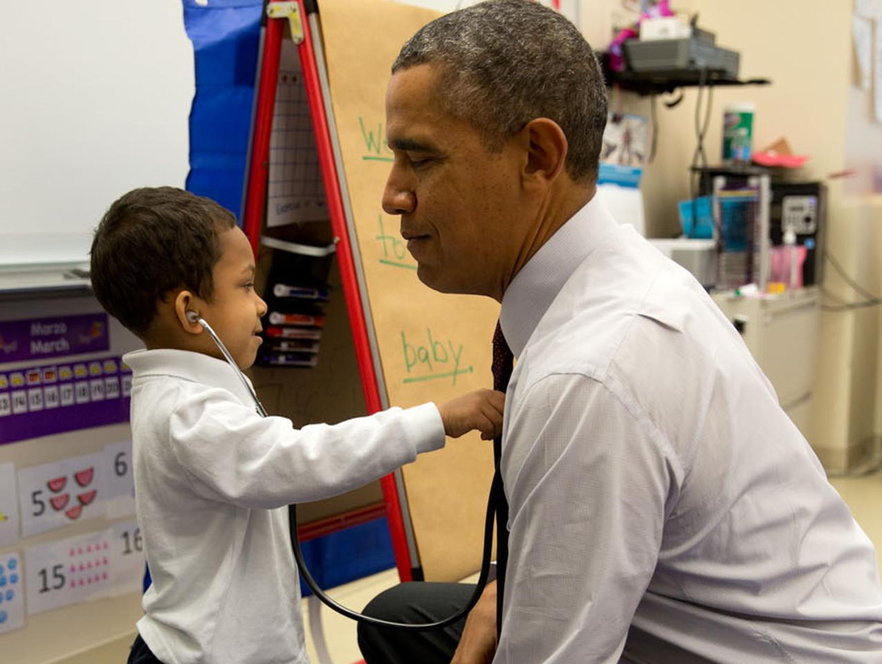 Un bambino gioca al dottore con Obama durante una visita ad una scuola elementare di Washington il 4 marzo 2014. 