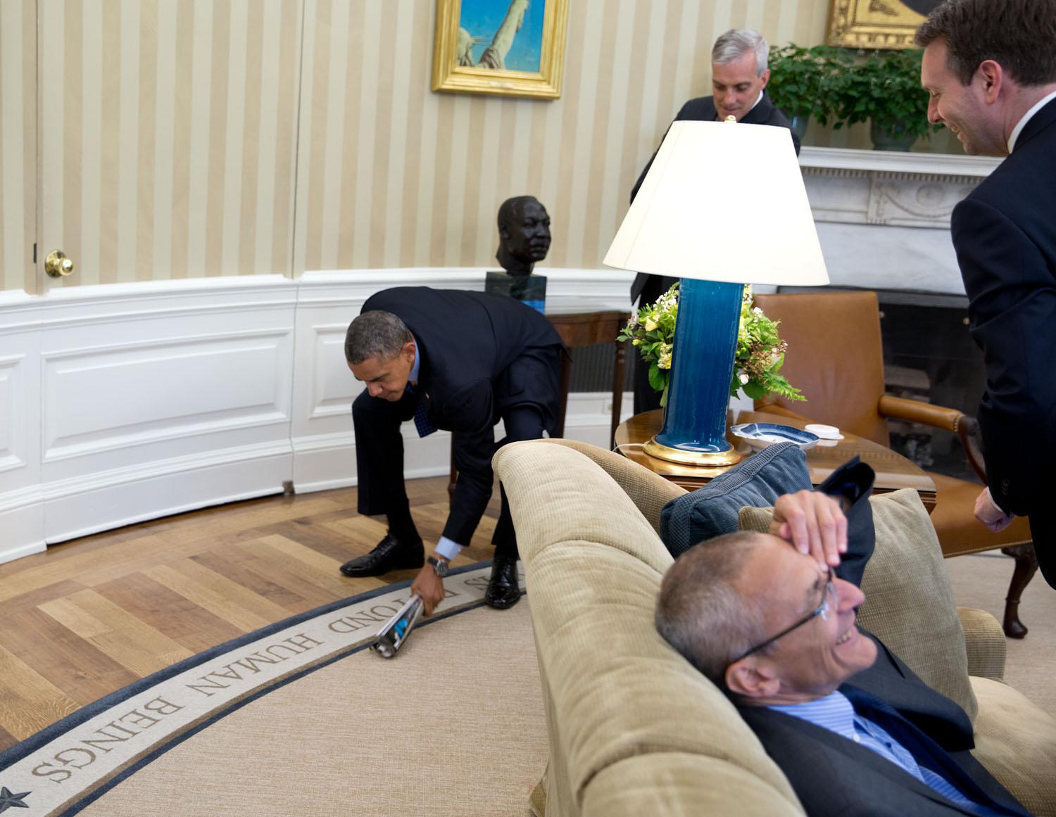 Obama uccide una mosca con un giornale nell'ufficio Ovale il 6 maggio 2014. 
