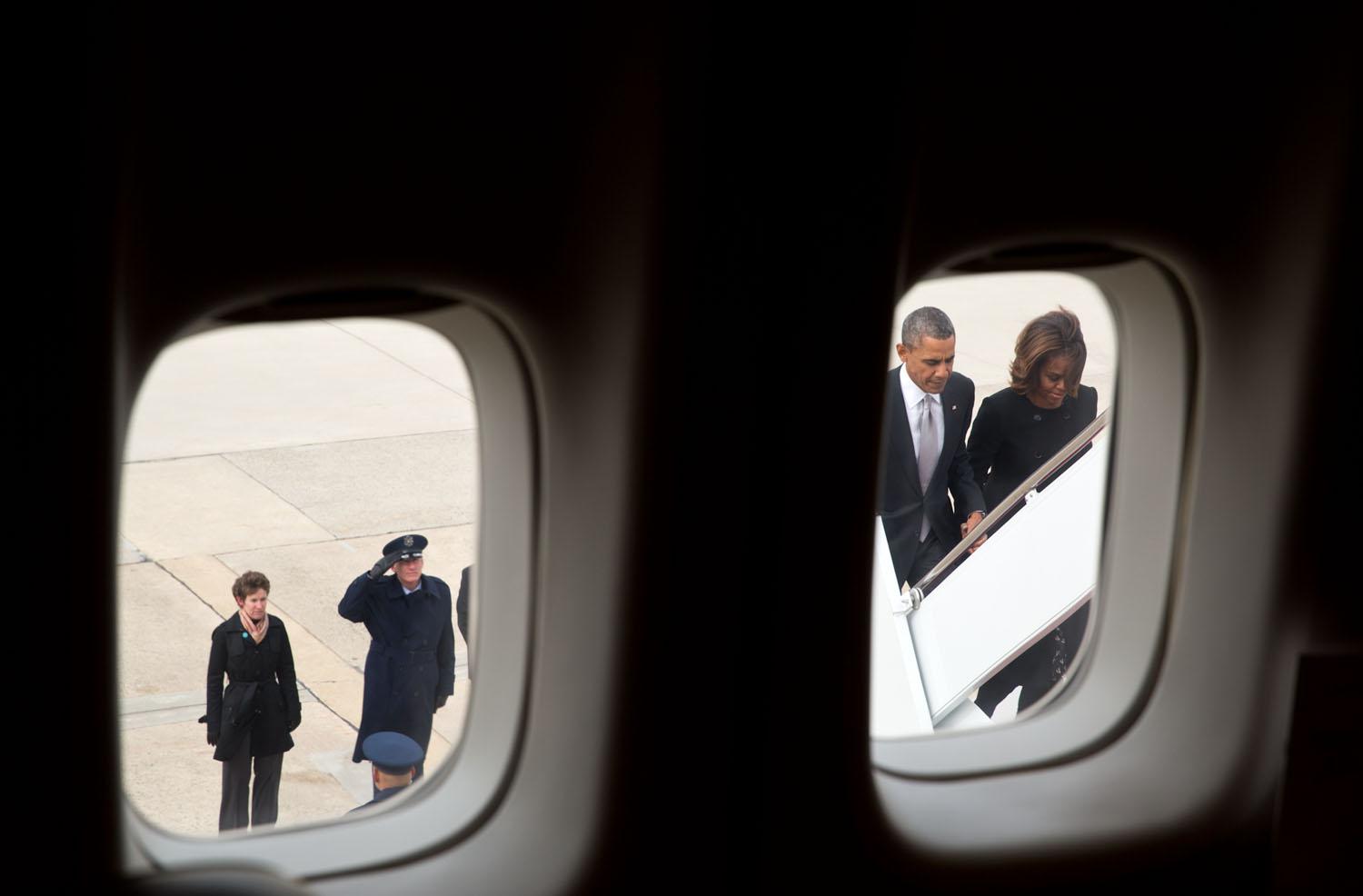 Obama e Michelle salgono in aereo il 7 marzo 2014. 