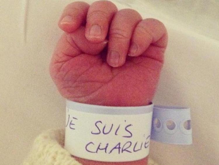 Francia: neonato con braccialetto 'Je Suis Charlie', boom condivisioni