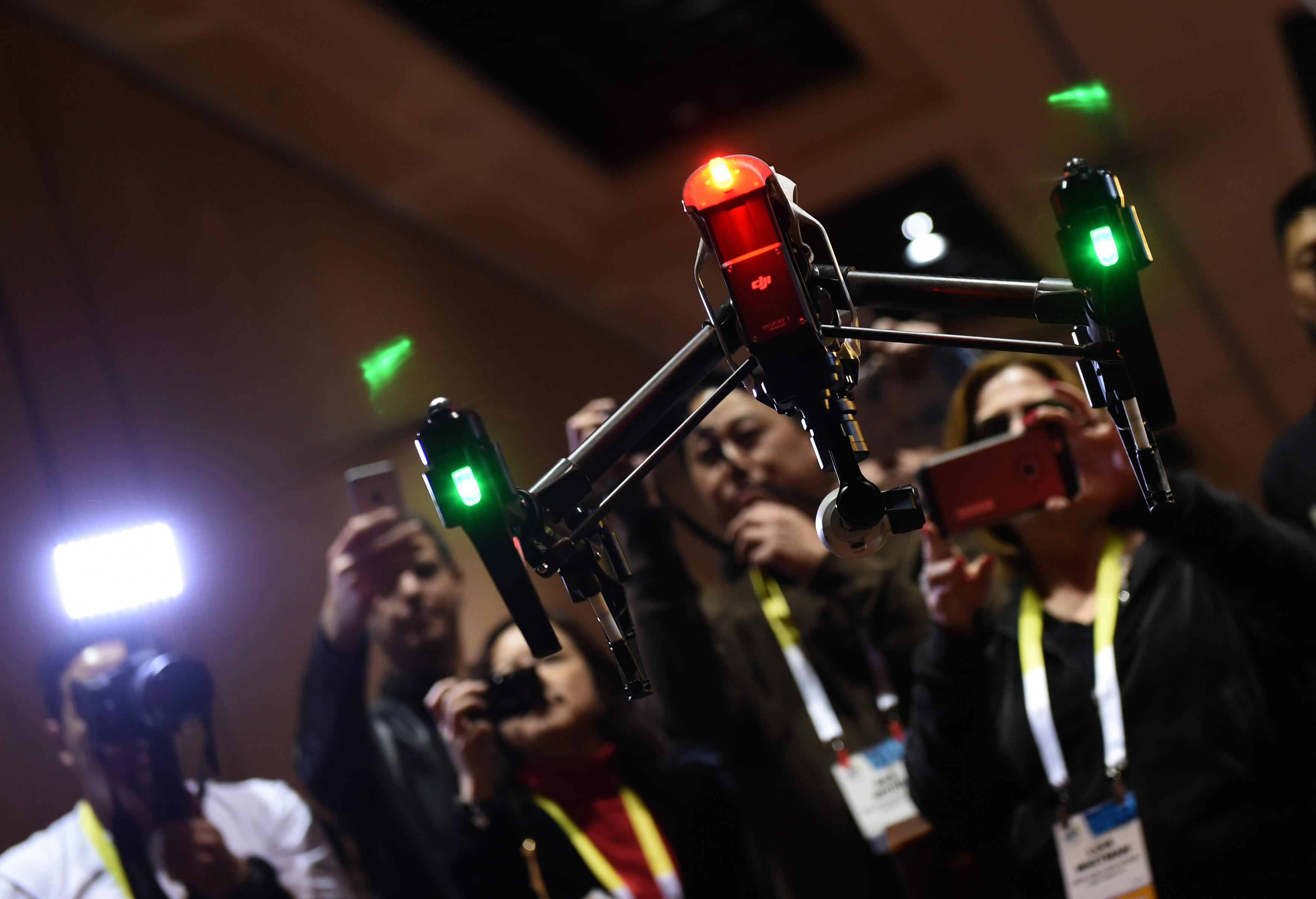 Il drone Dji Inspire 1 durante una dimostrazione al Ces 2015 di Las Vegas (Infophoto)