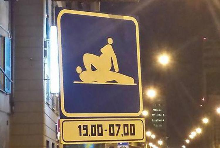 Genova: cartelli stradali porno denunciano prostituzione a Sampierdarena