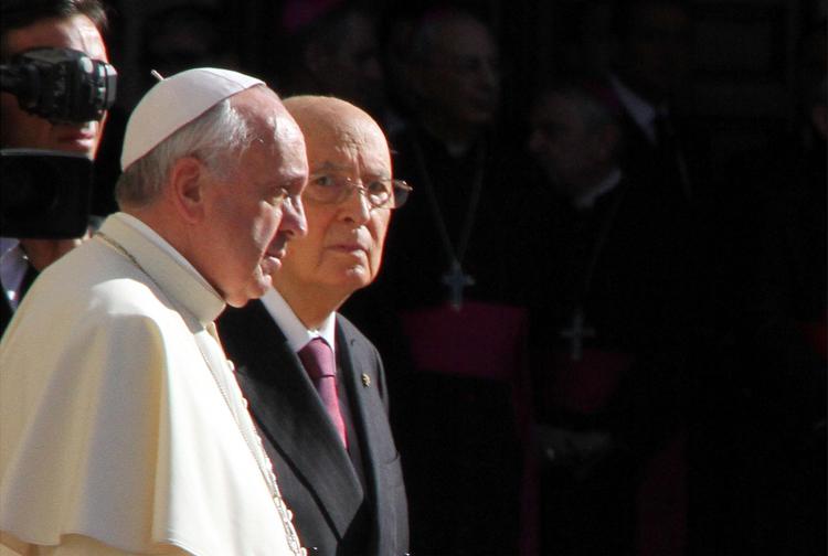 Papa Francesco e Giorgio Napolitano (Infophoto)
