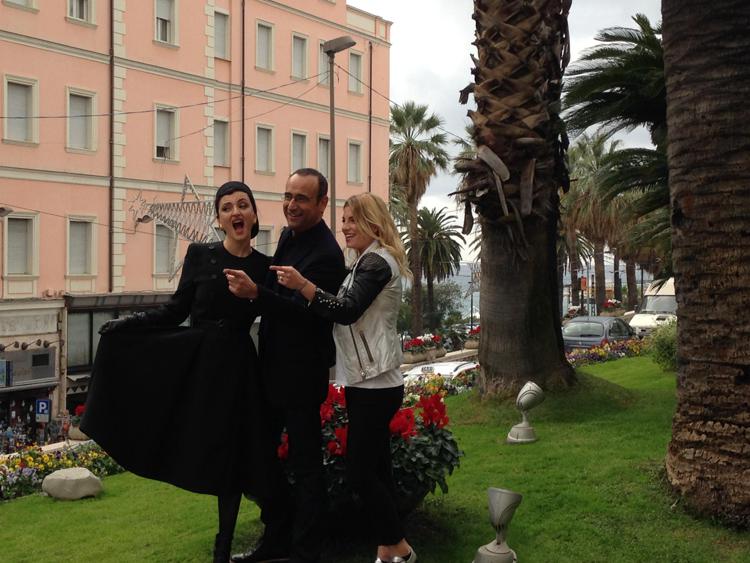 Carlo Conti all'ingresso del Teatro del Casinò di Sanremo con Emma ed Arisa (foto Adnkronos)