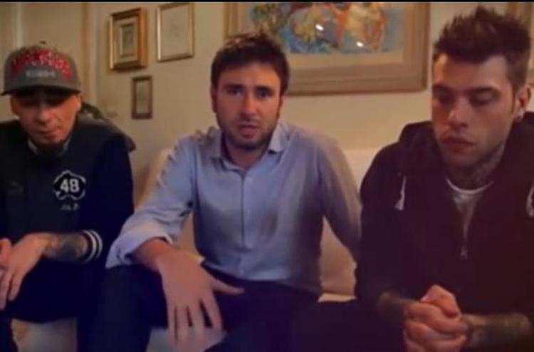 J-Ax, Alessandro Di Battista e Fedez nel video