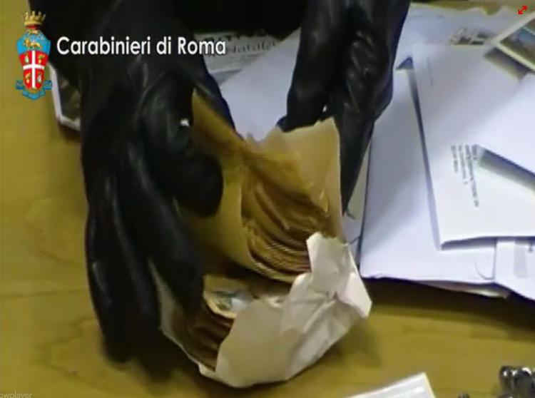 Roma: ruba corrispondenza da buca delle lettere, arrestato