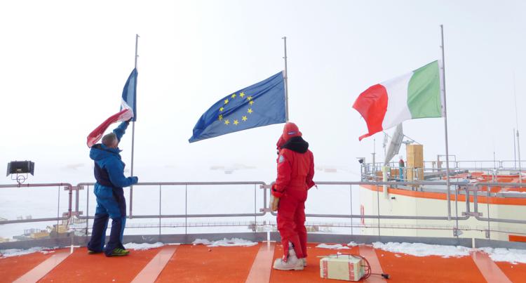 Bandiere a mezz'asta nella base scientifica in Antartide