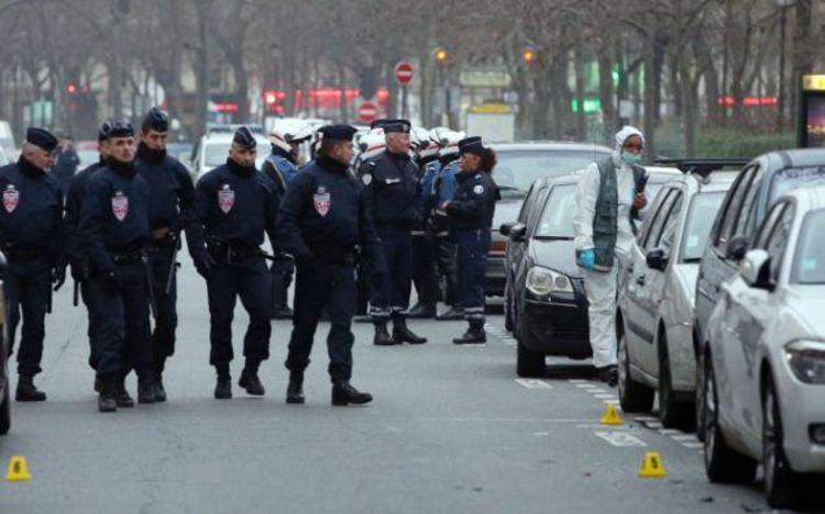 Attacco Charlie Hebdo, braccati i fratelli Kouachi. Paura in Francia, poliziotta muore in sparatoria