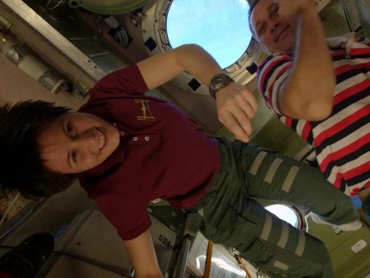 Samantha Cristoforetti e Anton Shkaplerov a Capodanno, in una foto pubblicata sul blog dell'astronauta