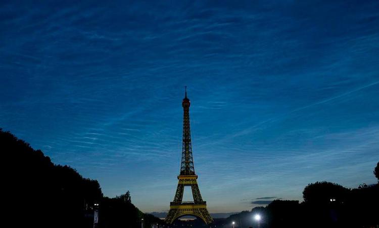 Francia: attacco Charlie Hebdo, Torre Eiffel si spegne per onorare vittime