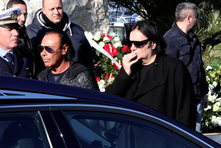 Antonello Venditti e Renato Zero ai funerali romani di Pino Daniele (Foto Infophoto) - INFOPHOTO