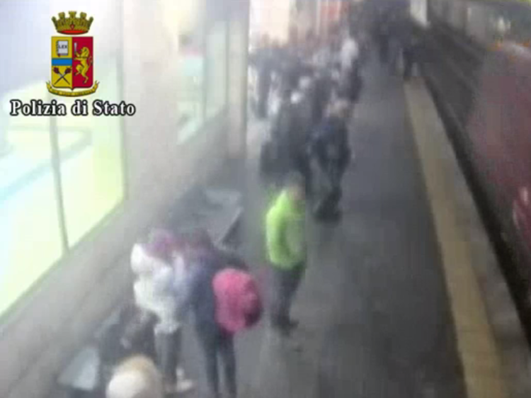 Padova, poliziotto fuori servizio salva ragazza che voleva buttarsi su binari