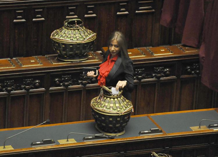 Maria Rosaria Rossi vota per il Quirinale (foto Adnkronos di Cristiano Camera)