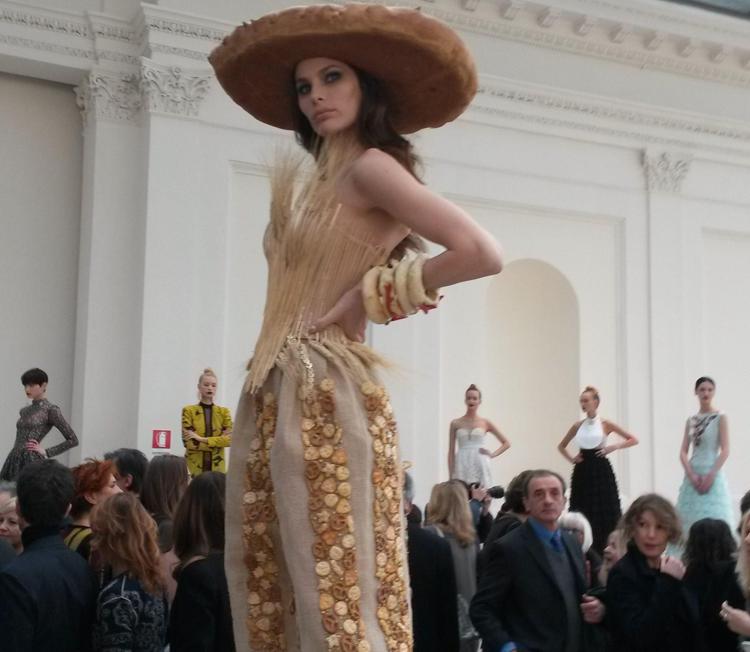 La top model Dayane Mello indossa il 'Bread dress' della collezione primavera-estate della maison Gattinoni firmata da Guillermo Mariotto 