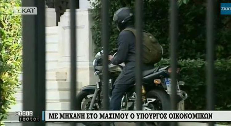Varoufakis al suo arrivo in moto alla sede del governo(Fermo immagine da Skai)