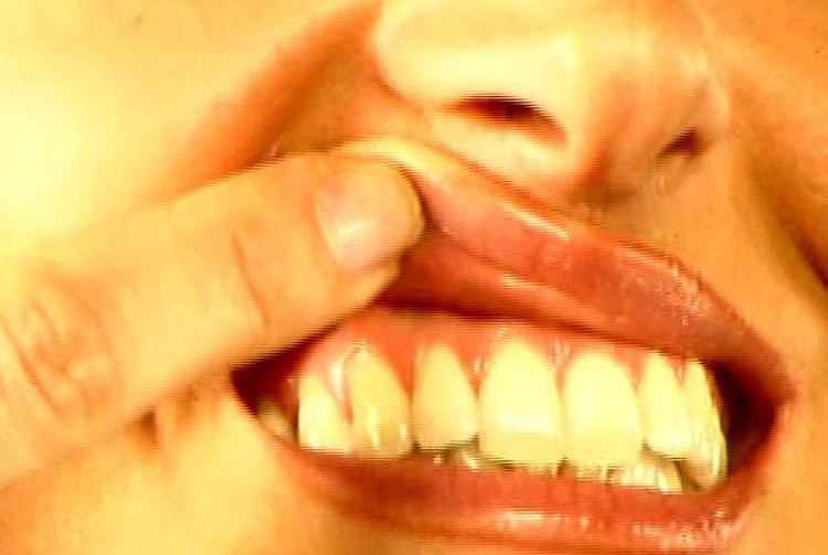 Salute: la polemica, occhio alle insidie nascoste nel dentifricio