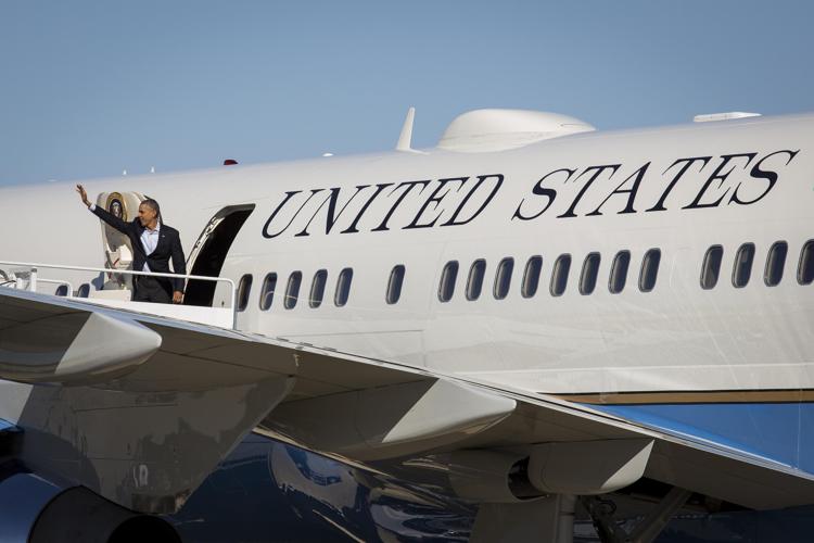 Il presidente degli Stati Uniti Barack Obama sull'Air Force One (foto Infophoto)