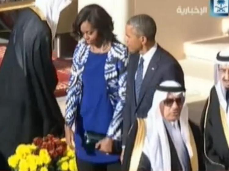 A.Saudita: Michelle Obama a Riad senza velo, scoppia la polemica
