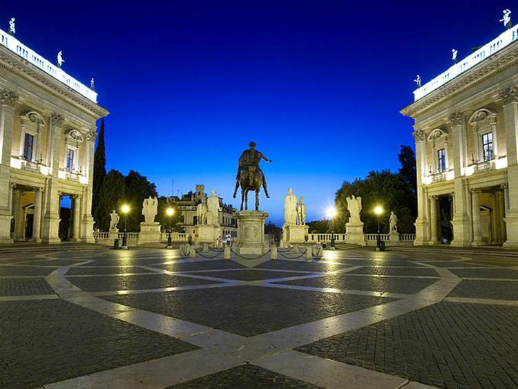 Piazza del Campidoglio con  i due palazzi dei Musei Capitolini (Foto Jorge Royan da Commons Wikimedia) 