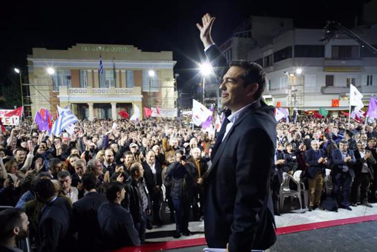 Grecia, Tsipras giura da primo ministro. Intesa con