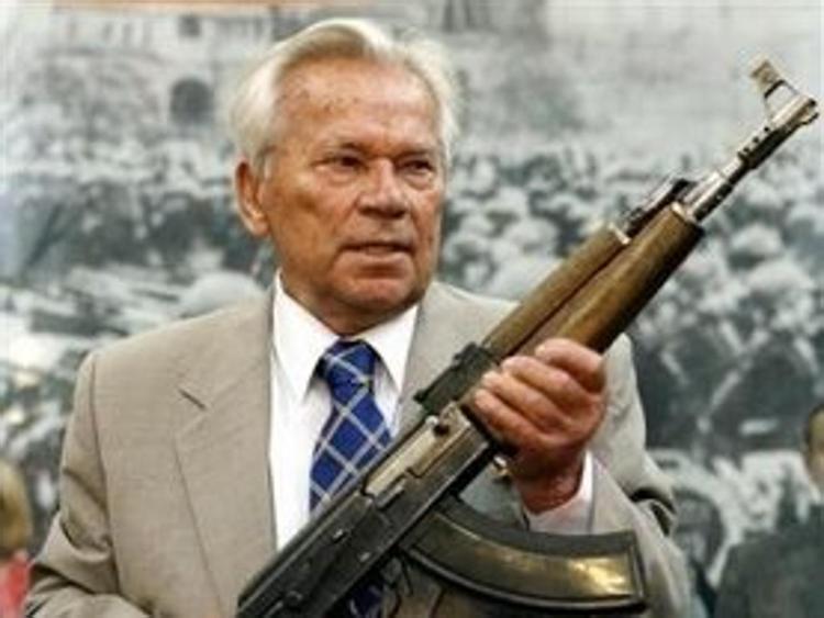 Il progettista del fucile Mikhail Kalashnikov con un esemplare di AK-47
