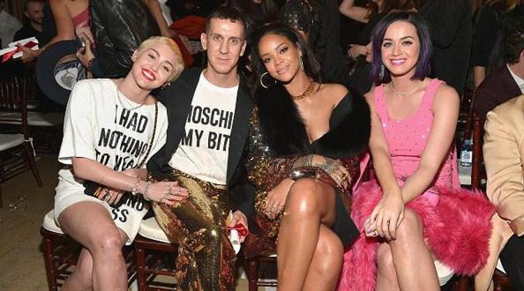 Sa dinistra a destra, Miley Cyrus, Jeremy Scott, Rihanna, Katy Perry