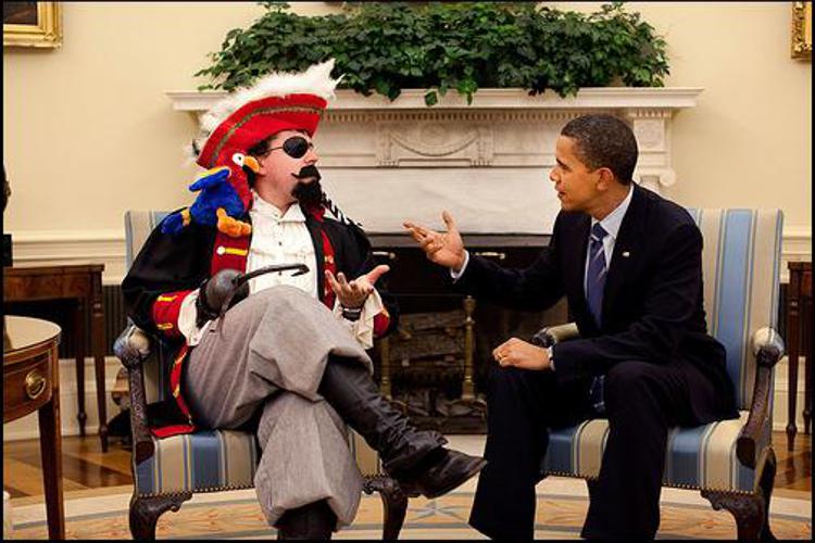 Keenan travestito da pirata assieme ad Obama. - (foto della Casa Bianca)