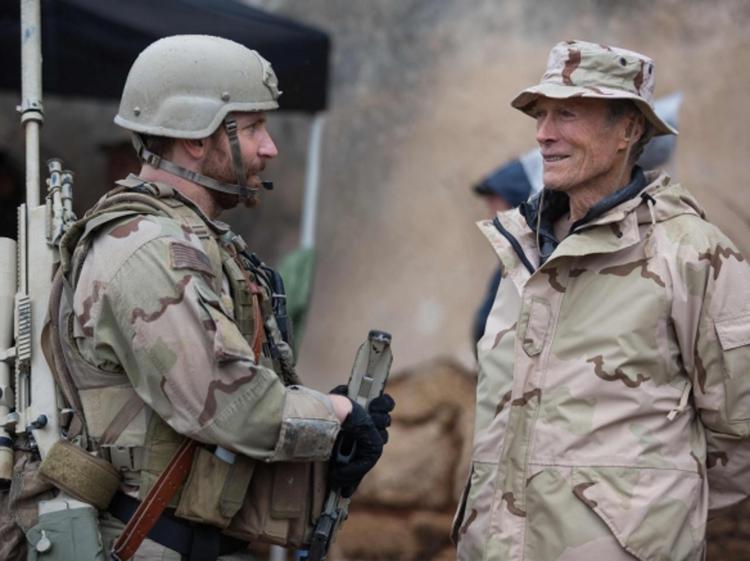 Il regista Clint Eastwood e l'attore Bradley Cooper sul set di 'American Sniper' 