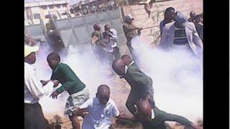 Lacrimogeni contro i bambini della Langata Primary School.   - (Fermo immagine Ntv Kenya)