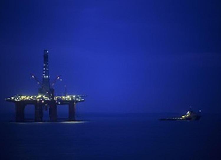 Una piattaforma petrolifera (foto Infophoto).