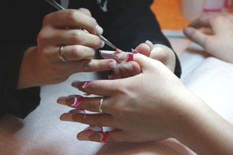 Bellezza: allarme in Gb, con manicure low cost rischi per unghie e pelle