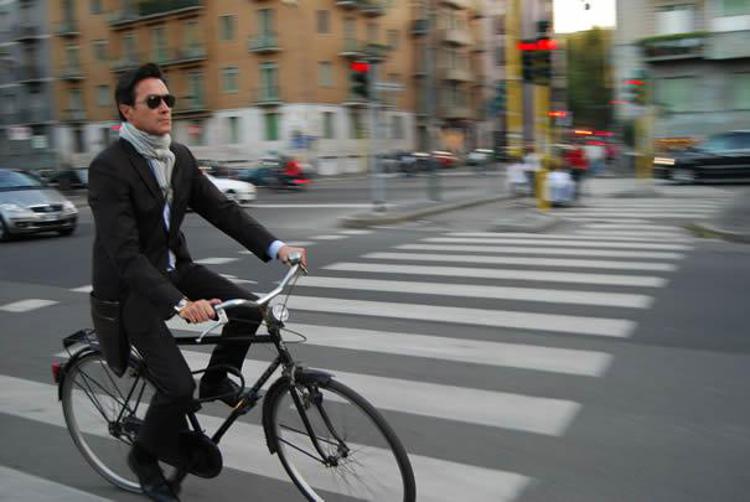 Un moderno ciclista urbano - (Foto Alberica Di Carpegna)