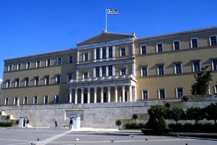 Grecia: Standard & Poor's taglia rating da B a B-