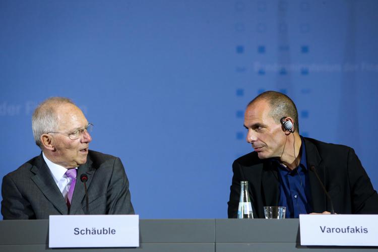 Wolgang Schaeuble e Yanis Varoufakis (Infophoto).