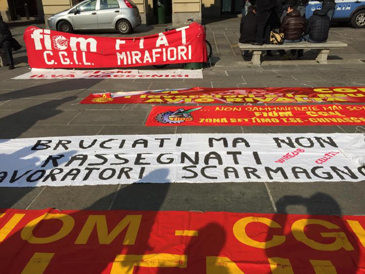 Lavoro: Torino, in piazza lavoratori aziende in crisi