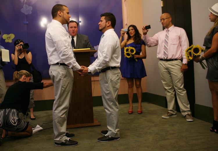 Gay: sindaco che per primo trascrisse nozze, ora legislatore intervenga