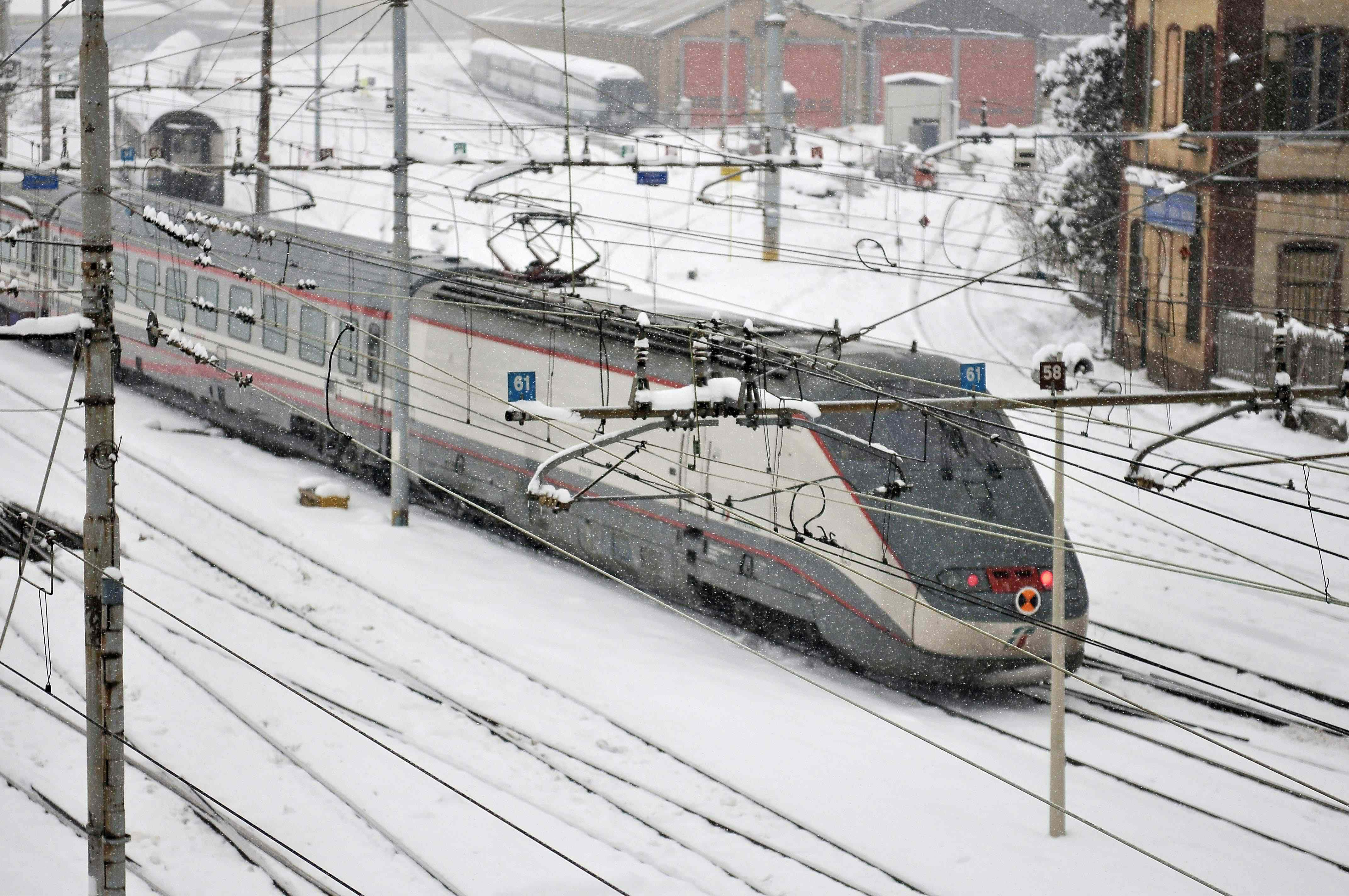 Disagi per la circolazione dei treni al nord (Foto Infophoto)