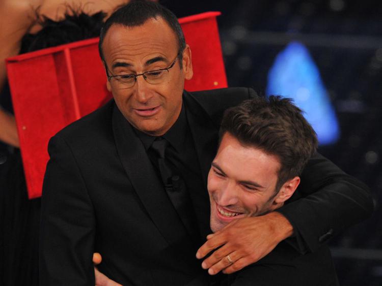 Il vincitore di Sanremo Giovani prende in braccio  Carlo Conti (foto Infophoto)
